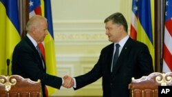 Potredsjednik SAD Džozef Bajden sa ukrajinskim predsednikom Petrom Porošenkom nakon pres konferencije u Kijevu