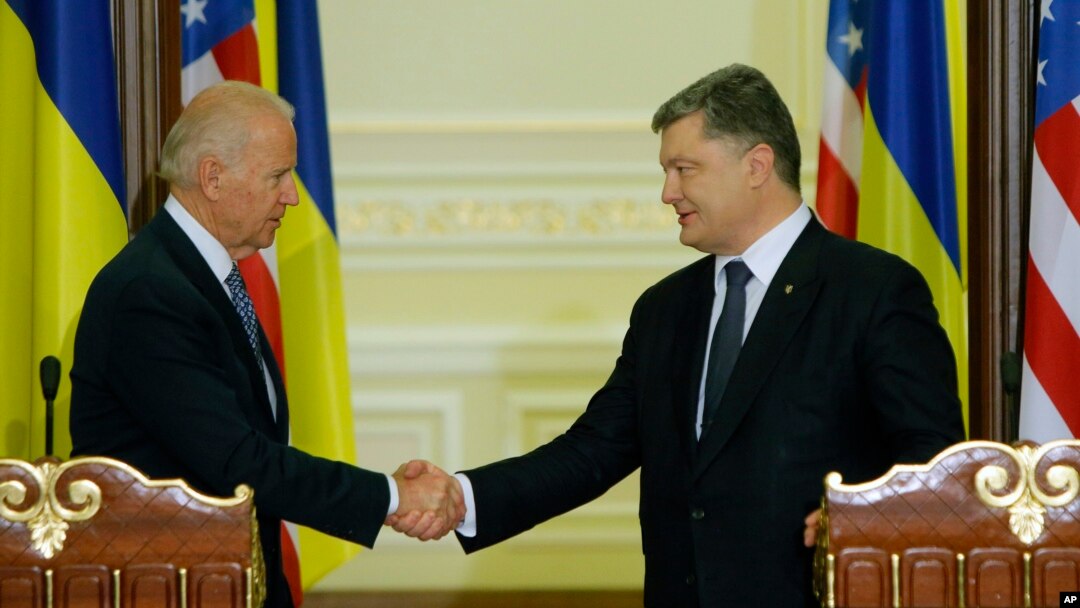 Phó Tổng thống Mỹ Joe Biden (trái) and Tổng thống Ukraine Petro Poroshenko bắt tay sau buổi họp báo chung ở Kyiv, thủ đô Ukraine, ngày 7/12/2015.