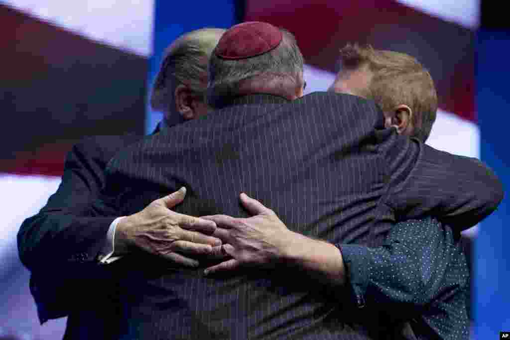 Президент США Дональд Трамп, раввин Бенджамин Сендроу и пастор Том О&#39;Лири обнялись после совместной молитвы за упокой погибших в синагоге в Питтсбурге (AP Photo / Andrew Harnik)