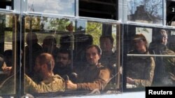 우크라이나 남동부 마리우폴 시내 아조우스탈 제철소에서 러시아군에 저항하던 병력이 20일 버스 편으로 러시아 측 통제 지역으로 후송되고 있다. 