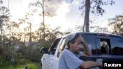 Matthew Harris se apoya en su camión después de que el huracán Helene destruyera la casa donde había estado viviendo en Steinhatchee, Florida, EE.UU., 27 de septiembre de 2024. 