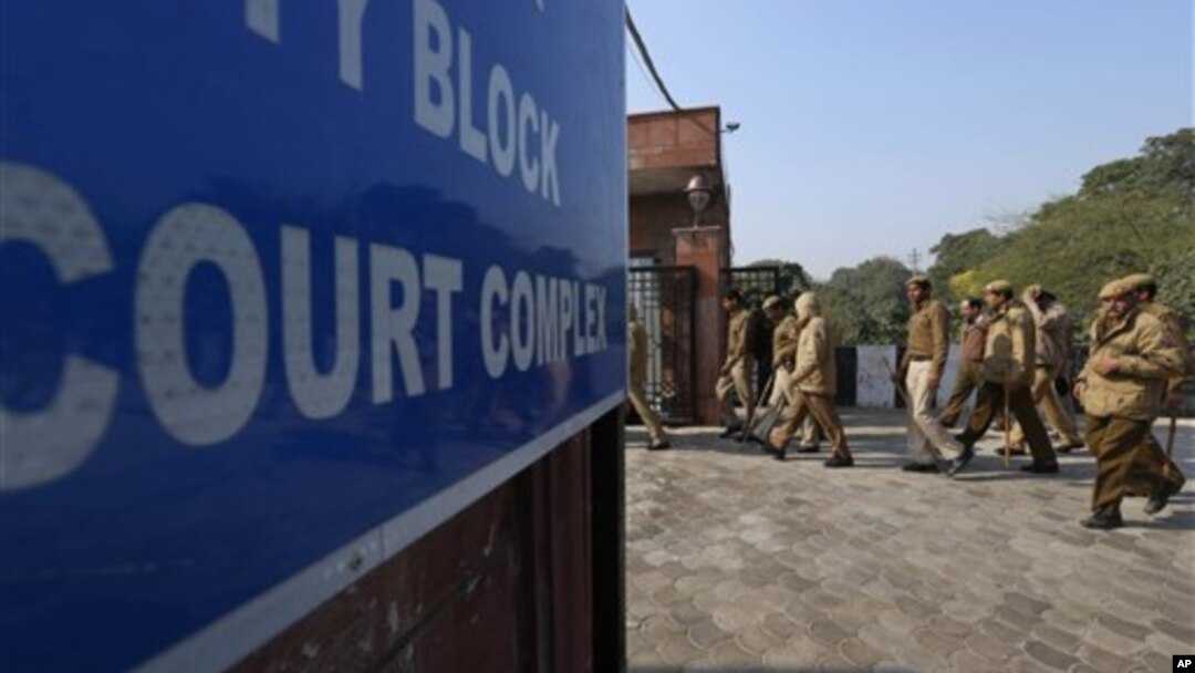 Polisi India siaga melakukan penjagaan di gedung pengadilan di New Delhi, Jan. 21, 2013. 