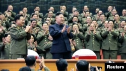 El líder norcoreano, Kim Jong-un, celebra con sus militares. Corea del Norte condiciona la reanudación de las conversaciones con Estados Unidos y Corea del Sur.