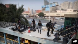 Para pengunjuk rasa membuat barikade di atas sebuah jembatan penyeberangan di dekat Universitas Politeknik Hong Kong, 14 November 2019.