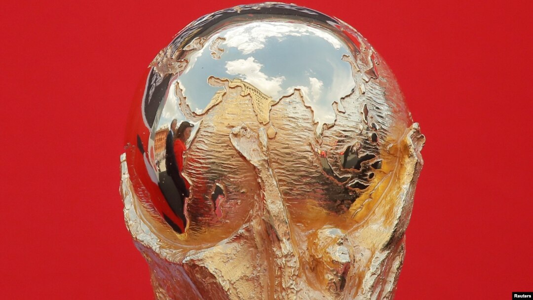 Trofi Piala Dunia FIFA dalam upacara penyambutan di Moskow, Rusia, 3 Juni 2018.