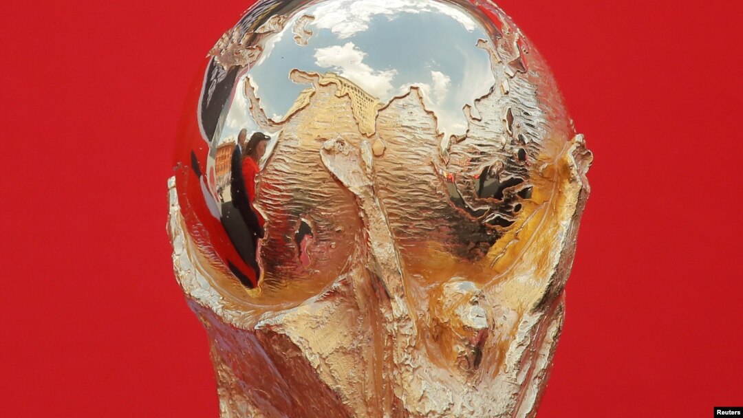 Cúp vô địch World Cup của FIFA tại lễ mở màn giải bóng đá thế giới ở Moscow năm ngoái. Tổ chức này đang xem xét mở rộng giải đấu lên 48 đội vào năm 2022.