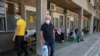 Ljudi koji sumnjaju da su zaraženi koronavirusom čekaju na testiranje ispred Bolnice za infektivne i tropske bolesti Kliničkog centra Srbije, u Beogradu, 26. juna 2020. (Foto: Rojters, Marko Đurica)