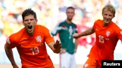ທ້າວ Klaas-Jan Huntelaar (ຊ້າຍ ) ແລະທ້າວ Dirk Kuyt ທີມ Netherlands ດີໃຈນຳການເຕະເຂົ້າໂກນຂອງທ້າວ Huntelaar ໃນລະຫວ່າງການແຂ່ງຂັນເຕະບານໂລກ ຊີງເຂົ້າຮອບ 8 ທີມ ກັບເມັກຊິໂກ ທີ່ສະໜາມກີລາ Castelao ທີ່ເມືອງ Fortaleza, ວັນທີ 29 ມິຖຸນາ 2014.