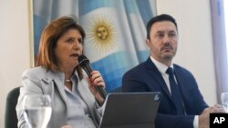 Luis Petri, excandidato vicepresidencial argentino (der) en una foto con su pareja electoral Patricia Bullrich el 25 de octubre de 2023. Ambos políticos conservadores han sido nombrados para ocupar cargos en el gobierno del presidente electo Javier Milei.