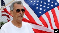 Julio Martínez, un veterano de la guerra de Vietnam de 73 años que vino a los Estados Unidos desde Cuba en 1954, dijo que ha votado republicano desde 1961 y está apoyando al candidato presidencial Donald Trump. 