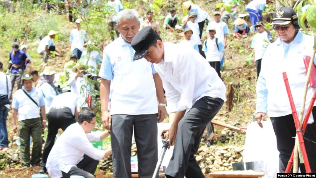 Penanaman pohon oleh Presiden Jokowi dalam Hari Menanam Pohon di Gunungkidul di Yogyakarta, Sabtu, 9 Desember 2017. (Foto: Pemda DIY)