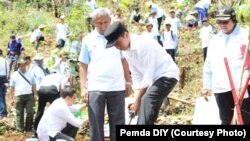 Penanaman pohon oleh Presiden Jokowi dalam Hari Menanam Pohon di Gunungkidul di Yogyakarta, Sabtu, 9 Desember 2017. (Foto: Pemda DIY)