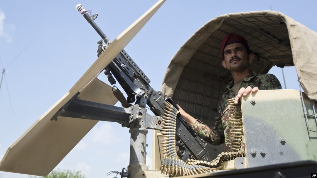 Anggota Tentara Nasional Afghanistan berjaga-jaga dalam kendaraannya di Kamp Khogyani di provinsi Nangarhar, sebelah timur Kabul, tempat para pendukung ISIS (5/8).