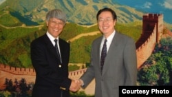 前香港金管局總裁任志剛(左)於2003年與中國央行行長周小川合影(香港金管局)