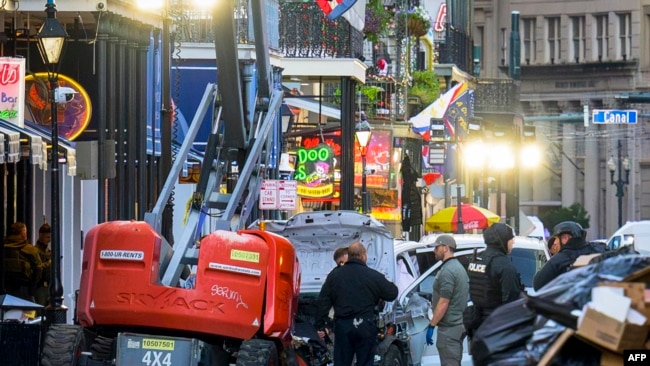 Investigadores policiales rodean un camión blanco que se estrelló contra un elevador de trabajo en el Barrio Francés de Nueva Orleans, Luisiana, el 1 de enero de 2025.