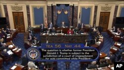 Captura del momento de la votación sobre la constitucionalidad de someter al expresidente Donald Trump a un juicio político, el 9 de febrero de 2021.
