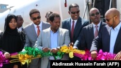 Inauguration du premier vol commercial de la compagnie éthiopienne National Airways reliant Addis-Abeba à Mogadiscio en présence d'Abdirahman Omar Osman, le maire de Mogadiscio (3è G) et Abera Lemi (3è D), le PDG d'Ethiopian National Airways à l'aéroport international Aden Abdulle Mogadiscio, le 13 octobre 2018.