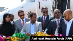 Abdirahman Omar Osman (3ème à gauche) et Abera Lemi (3ème à droite), PDG d’Éthiopienne National Airways, inaugurent après le premier vol commercial de National Airways reliant Addis-Abeba à Mogadiscio.