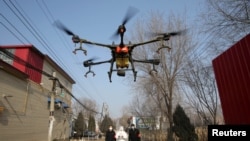 Las autoridades de salud pública de China están usando drones como el de la foto para desinfectar aldeas y ciudades para combatir la epidemia de coronavirus.