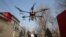 Los drones tienen cada vez más usos. Esta imagen muestra un dron usado en China para desinfectar aldeas, el 31 de enero de 2021.
