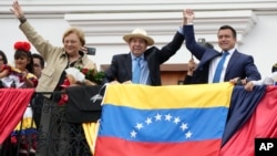 ARCHIVO - El líder opositor venezolano Edmundo González, en el centro, alza su mano junto a la del presidente ecuatoriano Daniel Noboa, en compañía de su esposa Mercedes López, durante su visita al palacio presidencial en Quito, el 28 de enero de 2025.