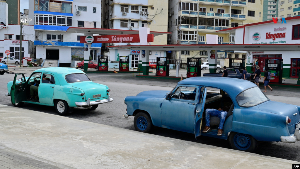 Se ve a conductores esperando para repostar sus coches en una gasolinera ubicada en La Habana, Cuba, durante un apagón nacional provocado por un fallo de la red.&nbsp;