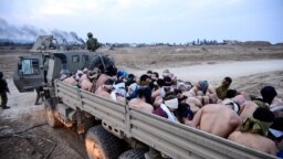 Sejumlah warga Palestina yang ditahan oleh pasukan Israel dibawa ke dalam truk di Jalur Gaza, pada 8 Desember 2023. (Foto: Reuters/Yossi Zeliger)