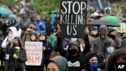 Warga AS melakukan unjuk rasa dengan membawa tulisan "Stop Killing Us," saat aksi protes atas kebrutalan polisi, khususnya terhadap warga kulit hitam di Seattle, Washington (foto: ilustrasi). 