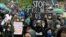 Warga AS melakukan unjuk rasa dengan membawa tulisan "Stop Killing Us," saat aksi protes atas kebrutalan polisi, khususnya terhadap warga kulit hitam di Seattle, Washington (foto: ilustrasi). 
