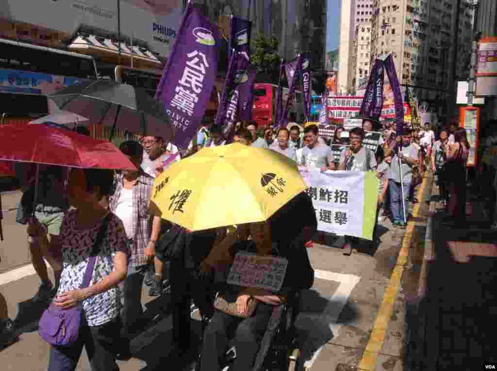 香港泛民舉行抗議選舉政治篩選遊行(美國之音海彥拍攝)