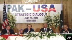 امریکی وزیر خارجہ ہلری کلنٹن خطاب کرتے ہوئے