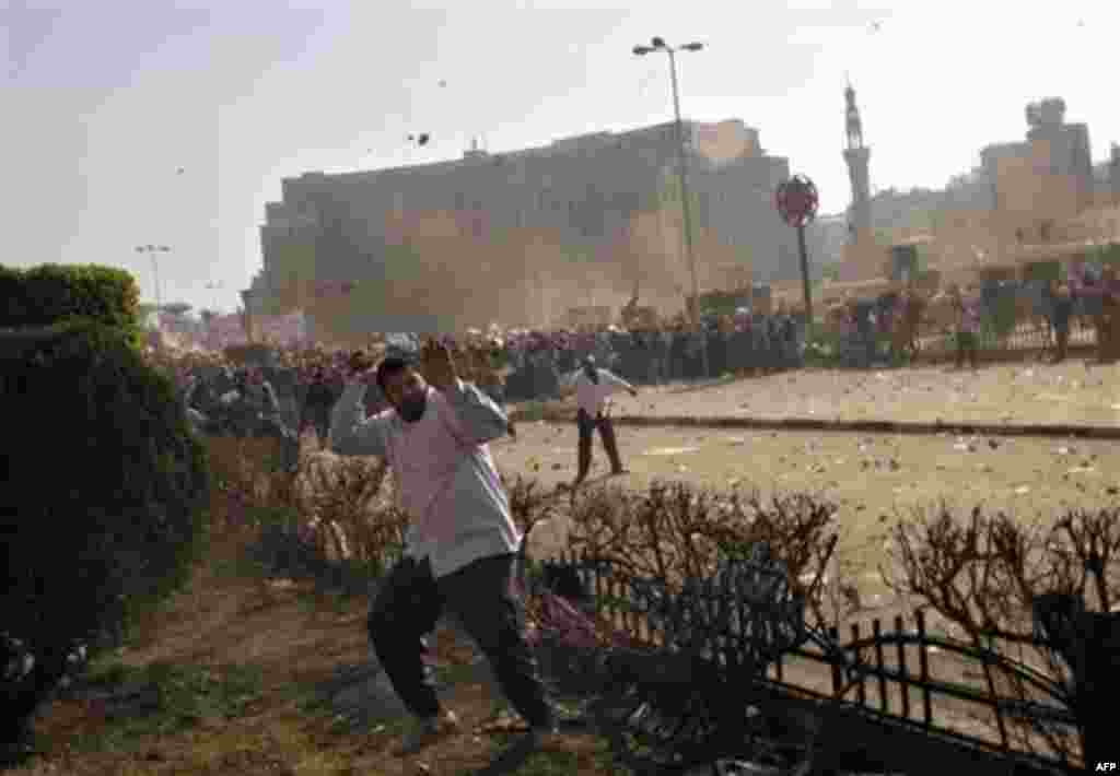 Pro-government demonstrators clash with anti-government protestors in Cairo, Egypt, Wednesday, Feb.2, 2011. Several thousand supporters of President Hosni Mubarak, including some riding horses and camels and wielding whips, clashed with anti-government pr
