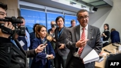 ARCHIVO -El Director General de la OMS, Tedros Adhanom Ghebreyesus, rodeado de periodistas al final de una rueda de prensa diaria sobre la COVID-19, en la sede del organismo en Ginebra, Suiza, el 11 de marzo de 2020.