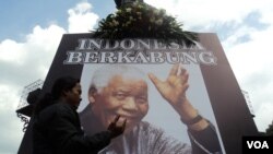 Warga Solo membawa papan tanda ikut berkabung atas meninggalnya Nelson Mandela (6/12). (VOA/Yudha Satriawan)