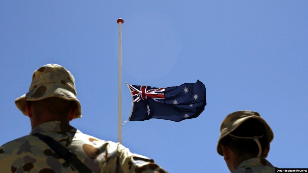Pasukan Australia berdiri tegak saat upacara hari ANZAC di Camp Armadillo di Provinsi Helmand, 25 April 2008. (Foto: REUTERS/Omar Sobhani)