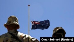 Pasukan Australia berdiri tegak saat upacara hari ANZAC di Camp Armadillo di Provinsi Helmand, 25 April 2008. (Foto: REUTERS/Omar Sobhani)