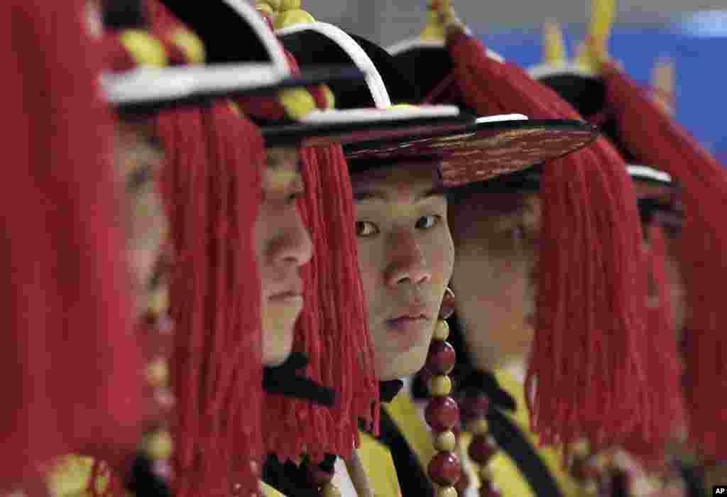 South Korean honor guards wait for the arrival of New Zealand Prime Minister John Key at Incheon International Airport in Incheon.