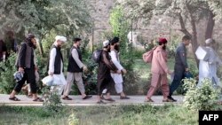 Para tahanan Taliban berjalan saat dibebaskan dari penjara Pul-e-Charkhi di pinggiran Kabul, 13 Agustus 2020. (Foto: Afghanistan's National Security Council (NSC)/AFP) 