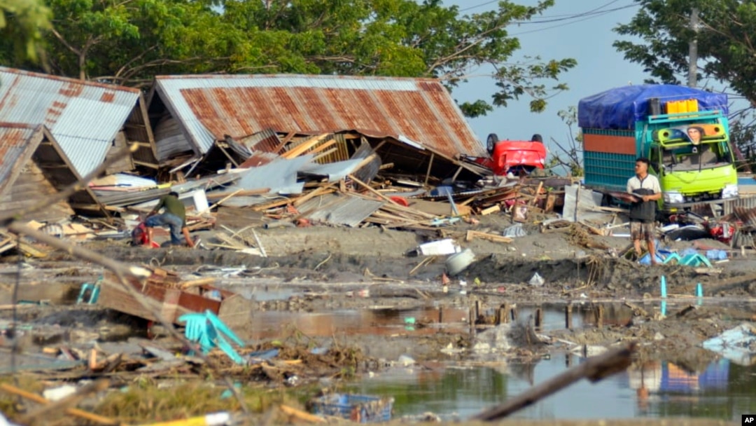 Čovek stoji usred ruševina nakon cunamija u Paluu, centralna Sulavesi oblast u Indoneziji, 29. septembra 2018. 