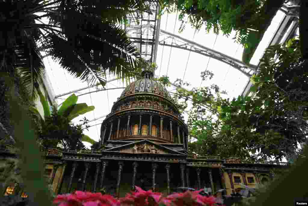 Sebuah model Gedung Capitol Amerika Serikat yang seluruhnya terbuat dari berbagai jenis kayu, dipajang di Kebun Botani Amerika selama musim liburan di Washington, DC &nbsp;