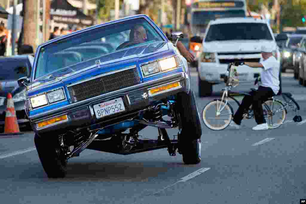 미국 캘리포니아 로스앤젤레스의 선셋 대로에서 한 운전사가 자동차 바퀴 3개로 도로를 주행하고 있다.