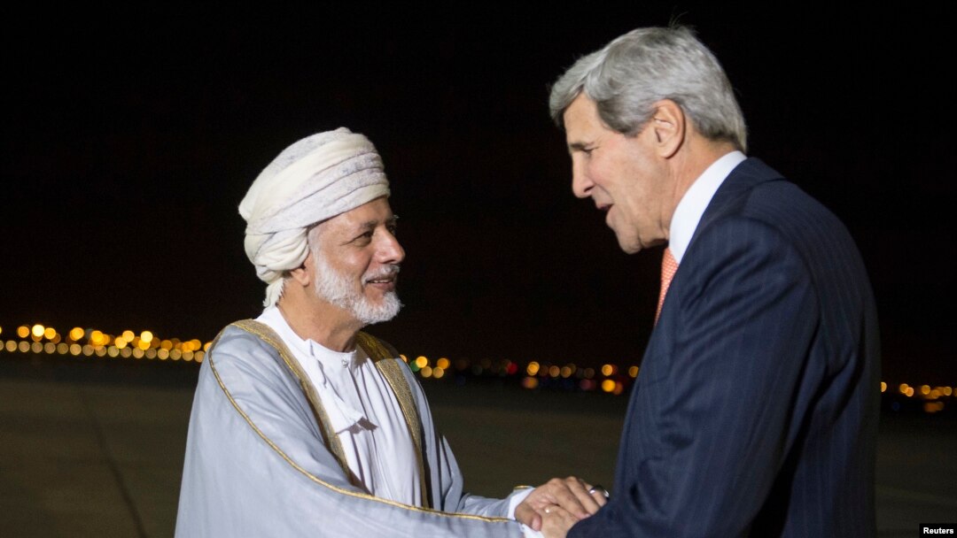 Menteri Luar Negeri AS John Kerry disambut oleh Menteri Luar Negeri Oman Yussef bin Alawi ketika tiba di Muscat untuk pembicaraan nuklir dengan Iran, 9 November 2014.