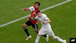 L'Egyptien Marwan Mohsen à la lutte avec l'Uruguayen Jose Gimenez lors du match du groupe A entre l'Egypte et l'Uruguay à la Coupe du monde de football 2018 à l'aréna Yekaterinburg à Ekaterinbourg, Russie, le 15 juin 2018. 