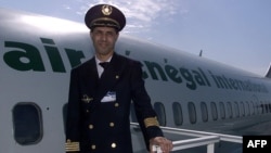 Un pilote marocain pose devant son avion d'Air Sénégal International à l'aéroport de Dakar, le 22 février 2001. 