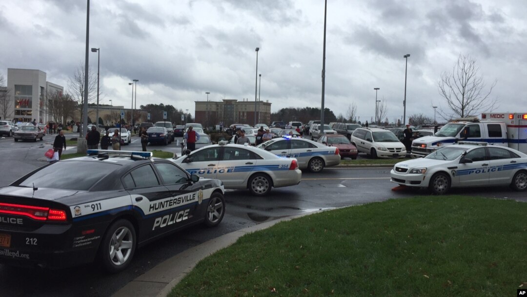 Suasana di Northlake Mall, Charlotte, North Carolina pasca penembakan (24/12). 