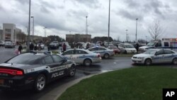 Suasana di Northlake Mall, Charlotte, North Carolina pasca penembakan (24/12). 