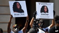 Des manifestants réclamant justice pour Breonna Taylor, urgentiste de 26 ans, tuée par la police dans son appartement à Louisville en mars 2020. Frankfort, Kentucky, 25 juin 2020. (Photo AP)