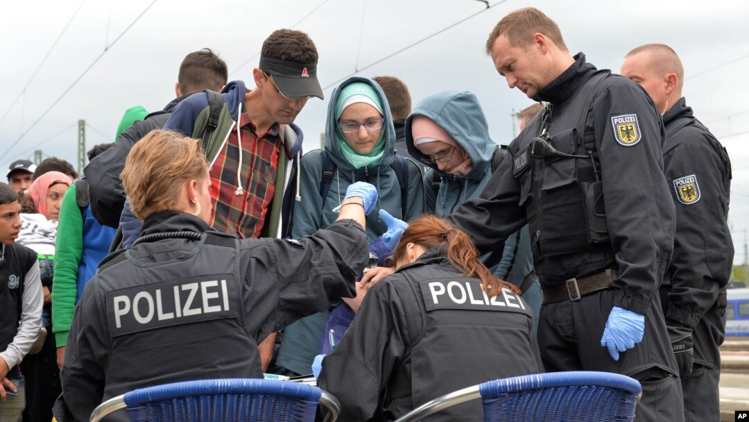 Polisi Jerman mendaftar para pengungsi yang tiba di Freilassing, Jerman selatan hari Senin (14/9).