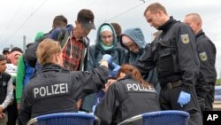 Polisi Jerman mendaftar para pengungsi yang tiba di Freilassing, Jerman selatan hari Senin (14/9).