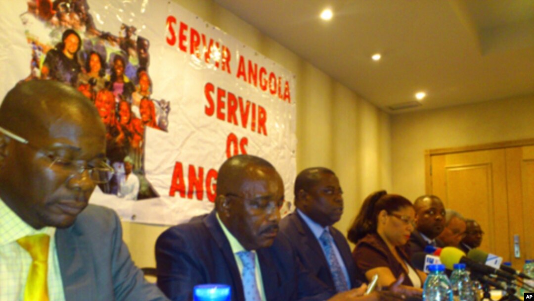Dirigentes da CASA, William Tonet, Alexandre Sebastião André, Lindo Bernardo Tito, Anatilde Campos, Manuel Fernandes, Leonel Gomes e Milu Tonga durante o anúncio, em Luanda, do congresso constitutivo da nova coligação